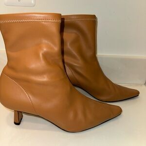 Anthropologie Angel Alarcon Faux LTHR  Pull On Sock Bootie Kitten Heel Honey 39